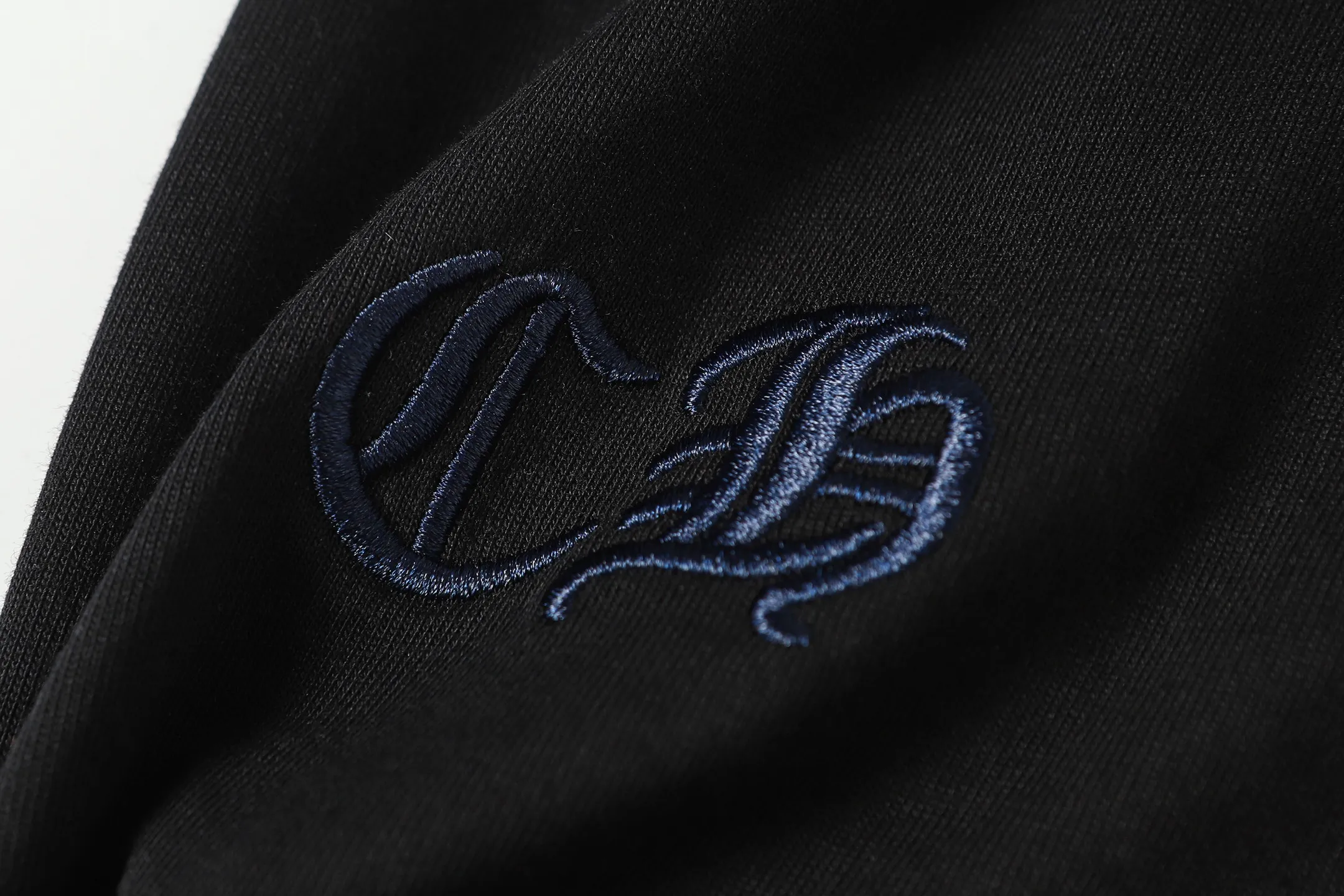 P180 Chrome Hearts CH Chrome Hearts Heavy Industry Horseshoe Sanskrit appliqué embroidered short-sleeved T-shirt Use imported Tajima machine embroidery Correctly configured Black 2025 Chrome Hearts nylon bag authentic packaging 260 grams of custom-dyed double-yarn cotton Large version Loose and stylish Differentiated from low version slim and long version The upper body pulls the hips 100% commitment: top quality Do not make fast food The highest version on the market Top quality - different from the ordinary versions in the market If you care about quality You must also respect the price. Absolutely zero after-sales service. The return rate so far is 0. It’s hard not to love the style. - 260g custom-dyed double yarn fabric. - Correct high-density main mark, washed tag, hand-sewn.